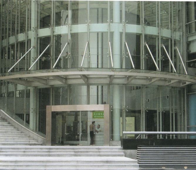 旋轉門與工業門 功能、差異與應用場景解析